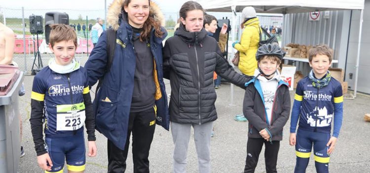 Les jeunes triathlètes bravent les éléments à Muret